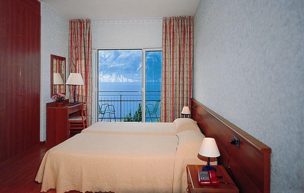 Hotel Nike เบรนโซเน ซูล การ์ดา ภายนอก รูปภาพ